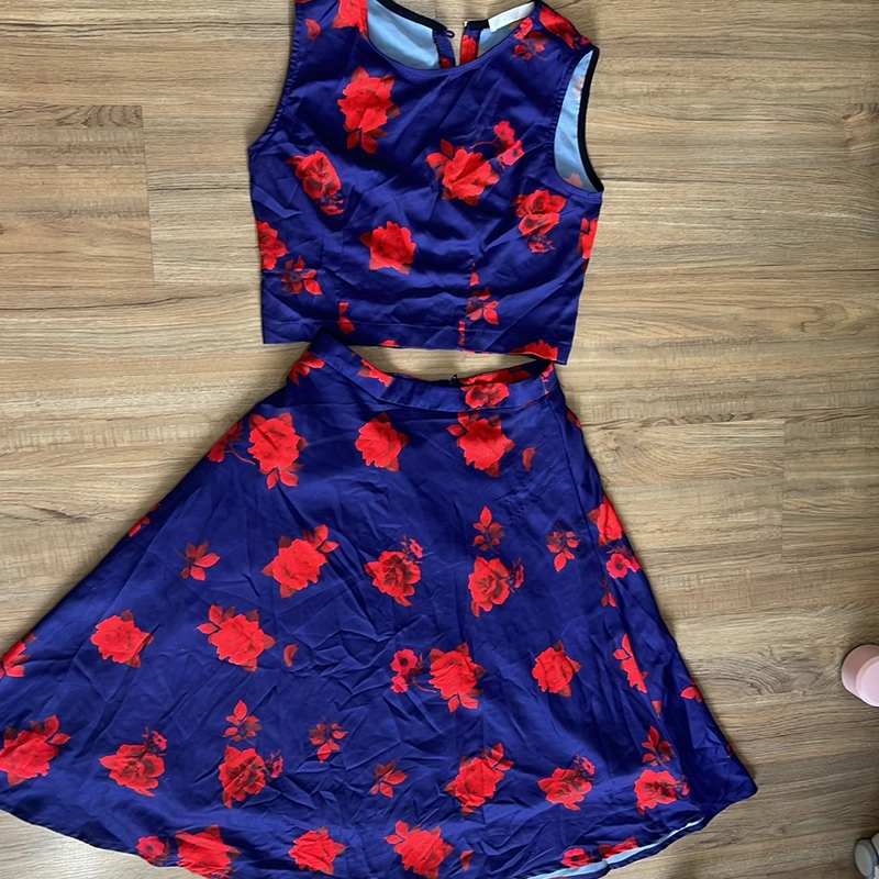 Set Áo crop chân váy hoa dài. Sz S 46-49kg nhẹ nhàng thanh lịch, đã qua sử dụng 506088