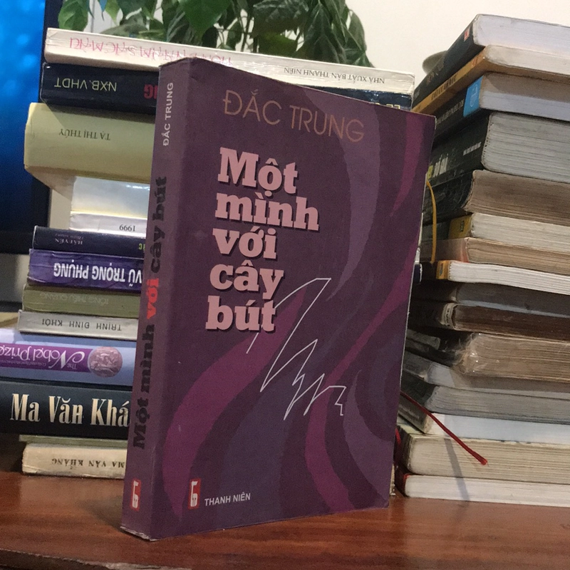 Một mình với cây bút 479206