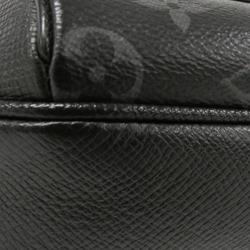 Túi đeo chéo Louis Vuitton Taiga Lama Bum Bag Outdoor M30245 613279