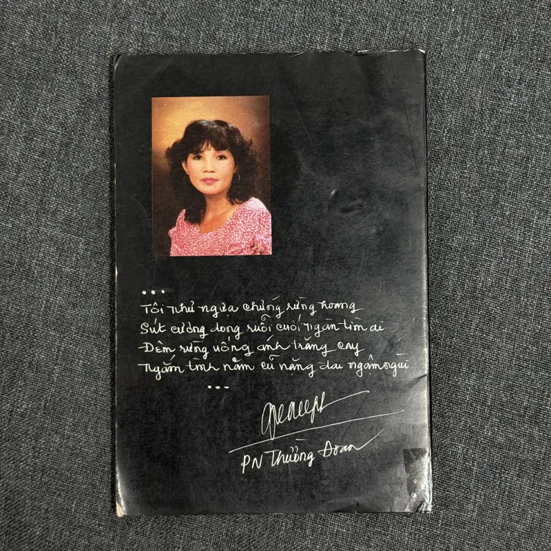 Người đàn bà làm thơ và trăng (Tác giả ký tặng) - Phan Ngọc Thường Đoan 876875