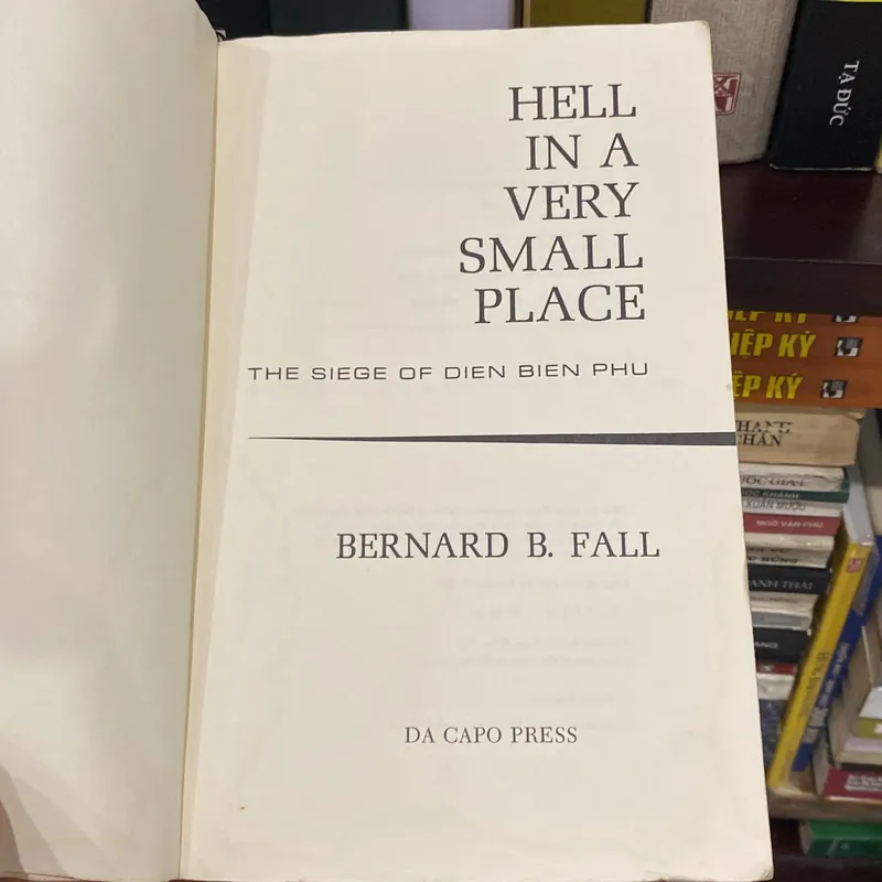 HELL IN A VERY SMALL PLACE, THE SIEGE OF DIEN BIEN PHU (XB 1985)  590883