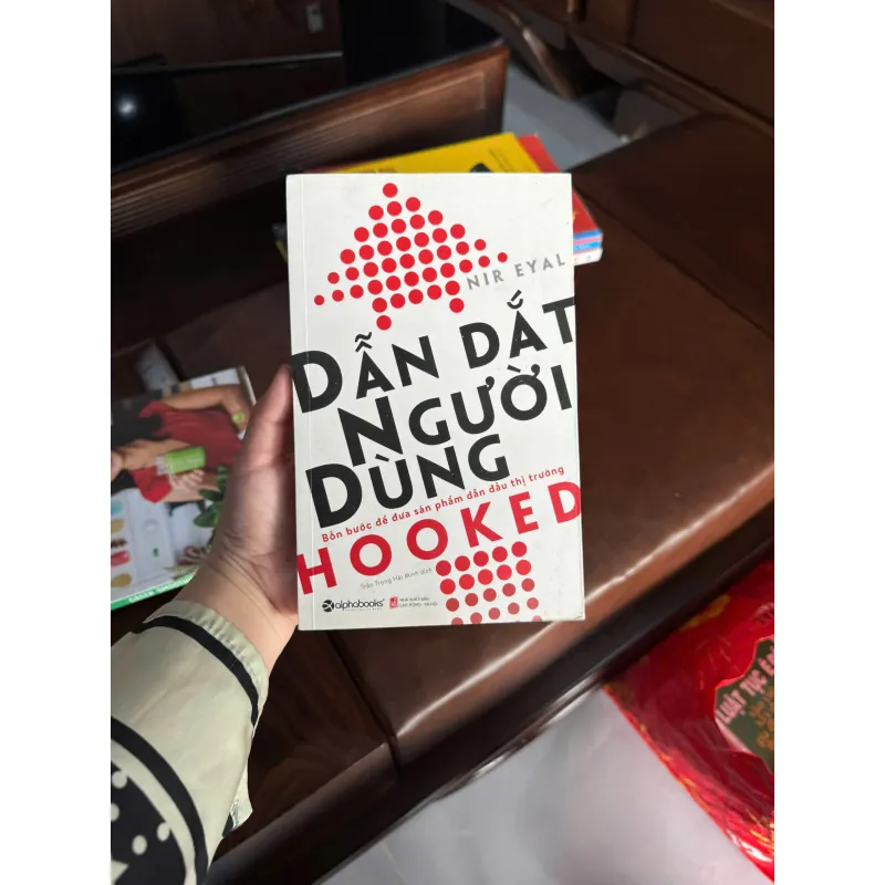 DẪN DẮT NGƯỜI DÙNG (HOOKED) – CÁCH TẠO SẢN PHẨM KHIẾN KHÁCH HÀNG NGHIỆN- K4 1023042
