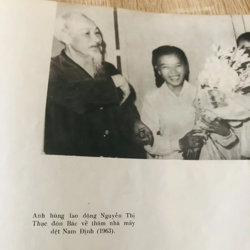 MỘT SỐ HÌNH ẢNH BÁC HỒ VỚI PHỤ NỮ  1020536