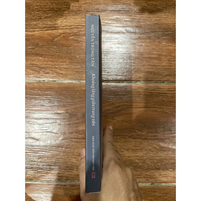 Khoảng lặng giữa trang văn - 234 chân dung nhà văn Việt Nam đương đại (7) 594488