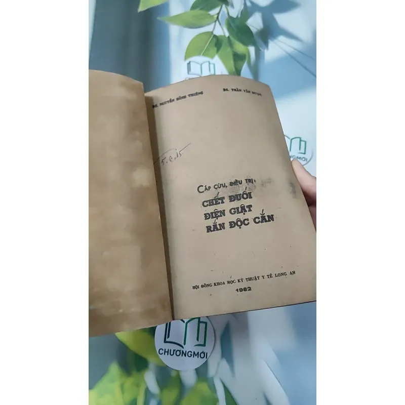 [XƯA] Cấp Cứu Và Điều Trị: Chết Đuối, Điện Giật, Rắn Độc Cắn (1982) - BS. Nguyễn Đình Thiêng - BS. Trần Văn Dược 776013