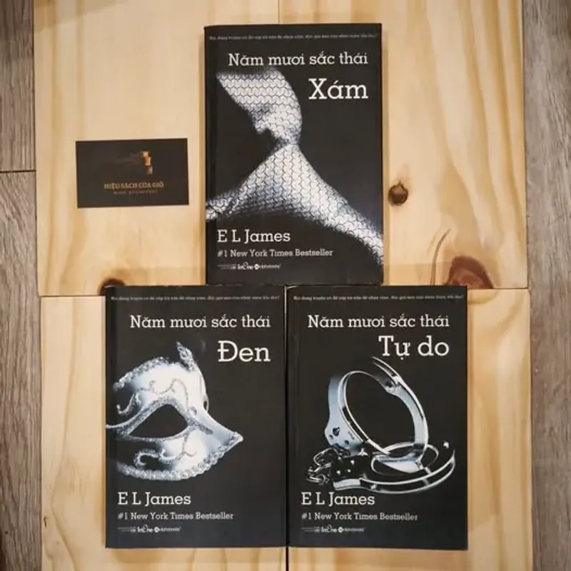 Năm mươi sắc thái (Xám, đen, tự do) - E. L. James 1035794