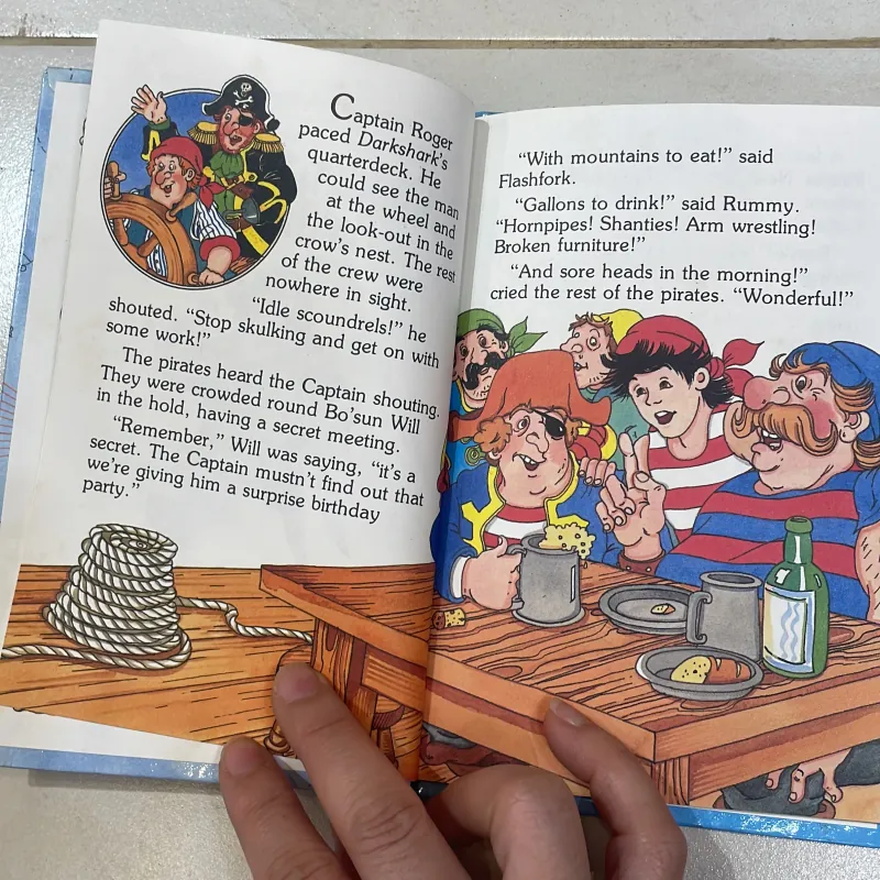 NGOẠI VĂN tiếng anh trẻ em : truyện PIRATES Captain Roger’s Birthday - LadyBird 1027817