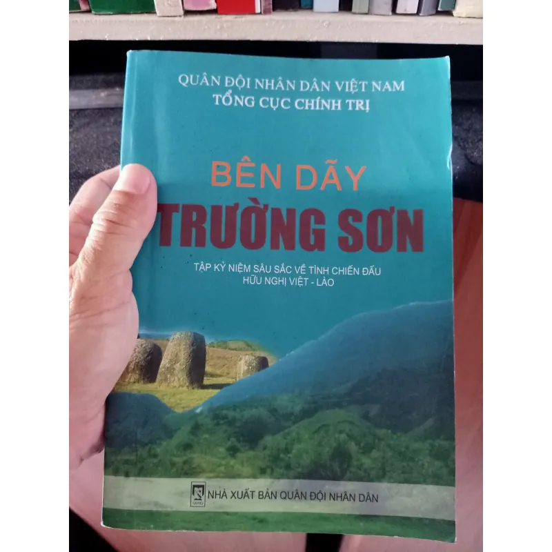 Sách Bên Dãy Trường Sơn - Tập ký niệm chiến tranh Việt-Lào 1006409