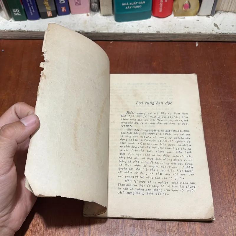[Sách 8x] - II Văn Học Lịch Sử: Người Phụ Nữ Mới - 1985 797584