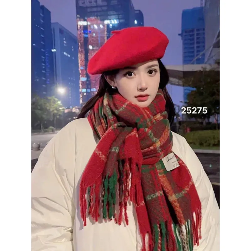 Khăn choàng họa tiết kẻ caro màu đỏ xanh lá 1024456