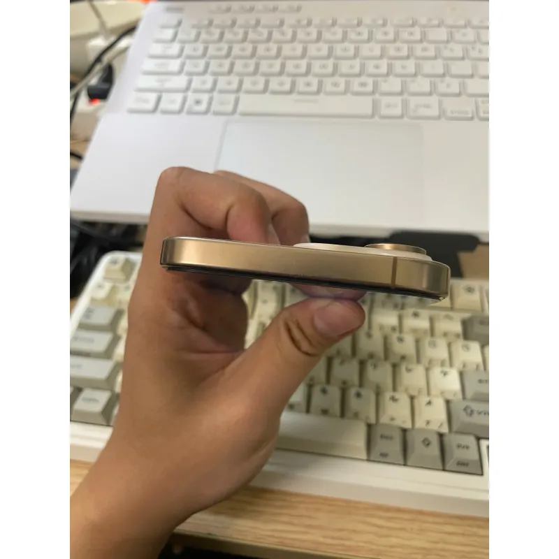 Điện thoại iPhone 16 Pro Max 256GB chính hãng màu vàng hình chữ nhật 589801