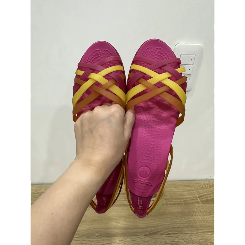 Giày crocs 2hand size w7-38 độ mới cao hình chụp thật 989688