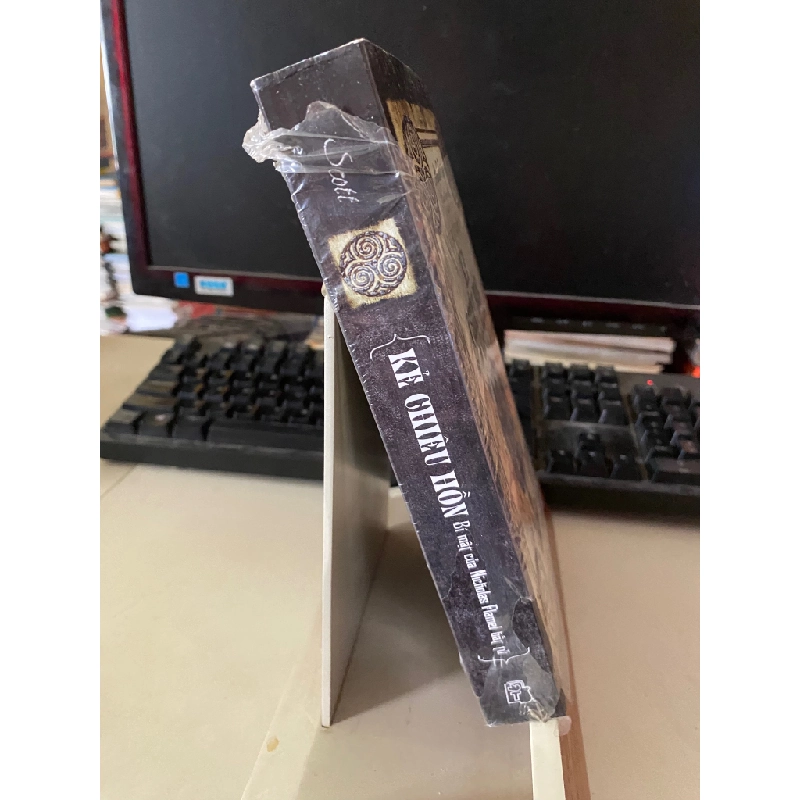 Kẻ chiêu hồn bí mật của Nicholasflamel bất tử -Sách lưu kho còn seal có ố ở đầu sách- Michael Scott [2001] SÁCH VĂN HỌC 443193