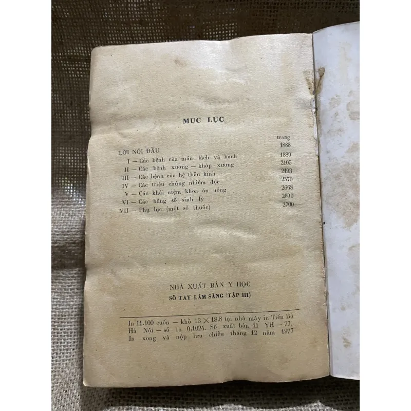 Sổ tay lâm sàng - sách y- khoảng 1000 trang - xuất bản 1977 925452
