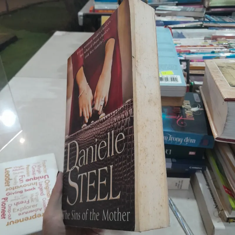 THE SINS OF THE MOTHER - DANIELLE STEEL 574231