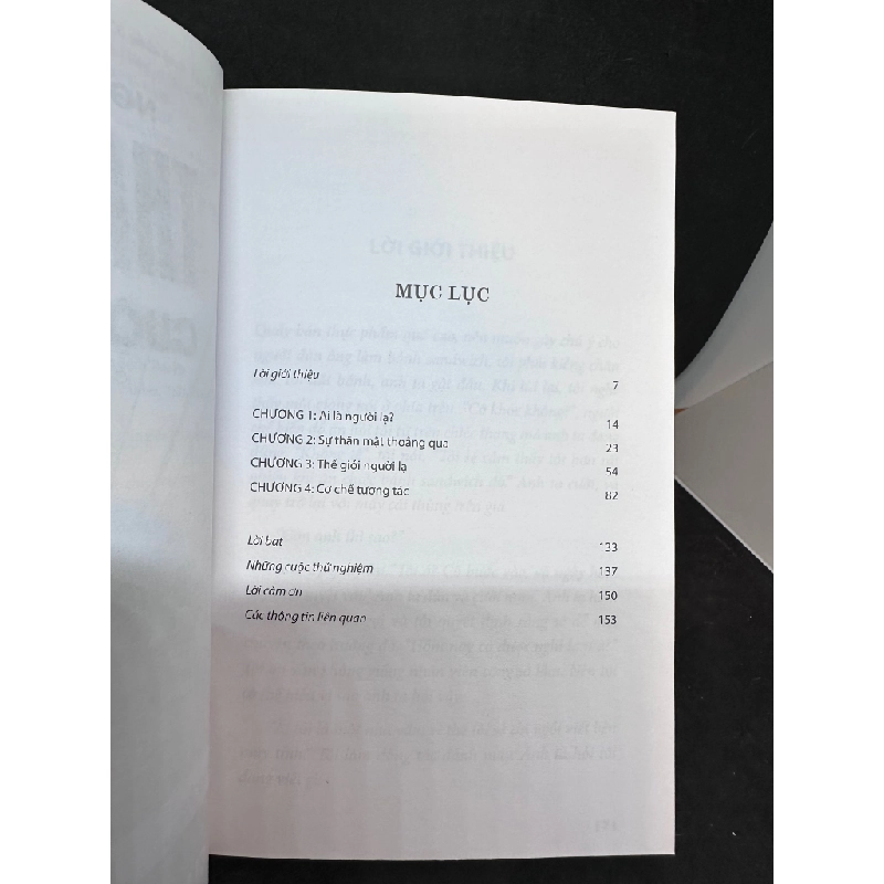 Người Lạ Làm Thay Đổi Cuộc Sống Của Chúng Ta? - Tedbooks - Kio Stark, Mới 80% (Ố Nhẹ), 2017 SBM.VH2504 450600