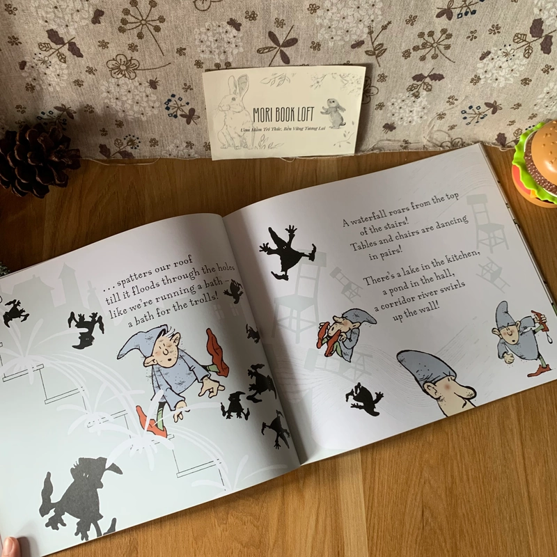 Sách tranh Here Come the Trolls, Used, Picture Book For Kids 446658