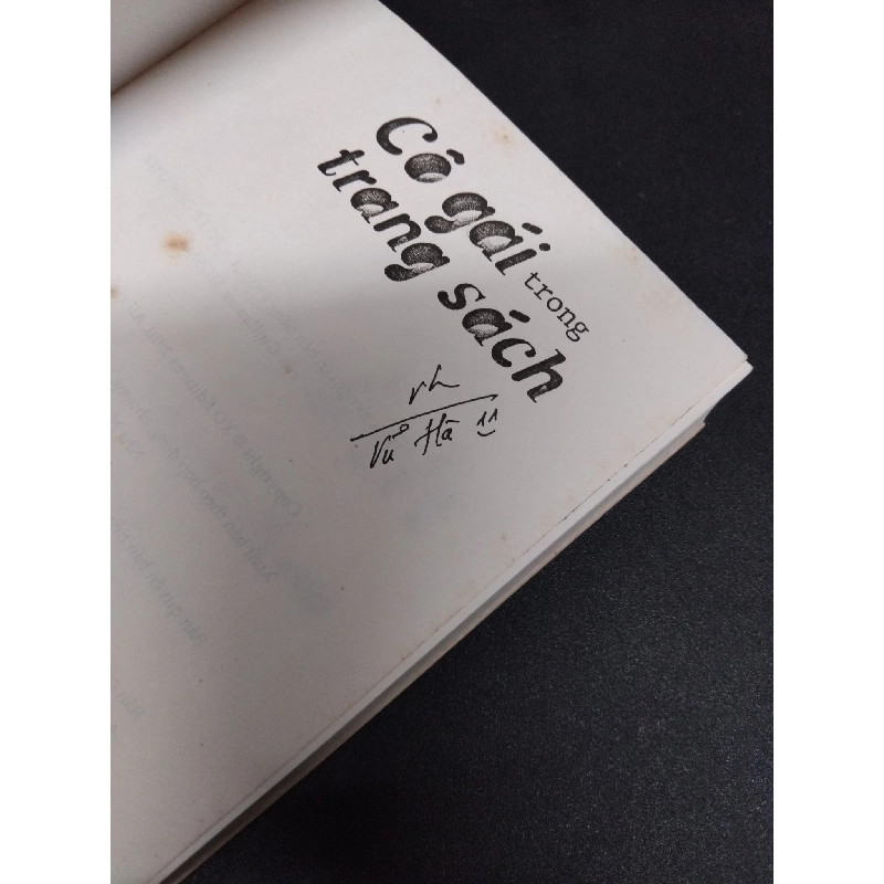 Cô gái trong trang sách mới 80% ố có chữ ký trang đầu 2012 HCM1008 Guillaume Musso VĂN HỌC 916442