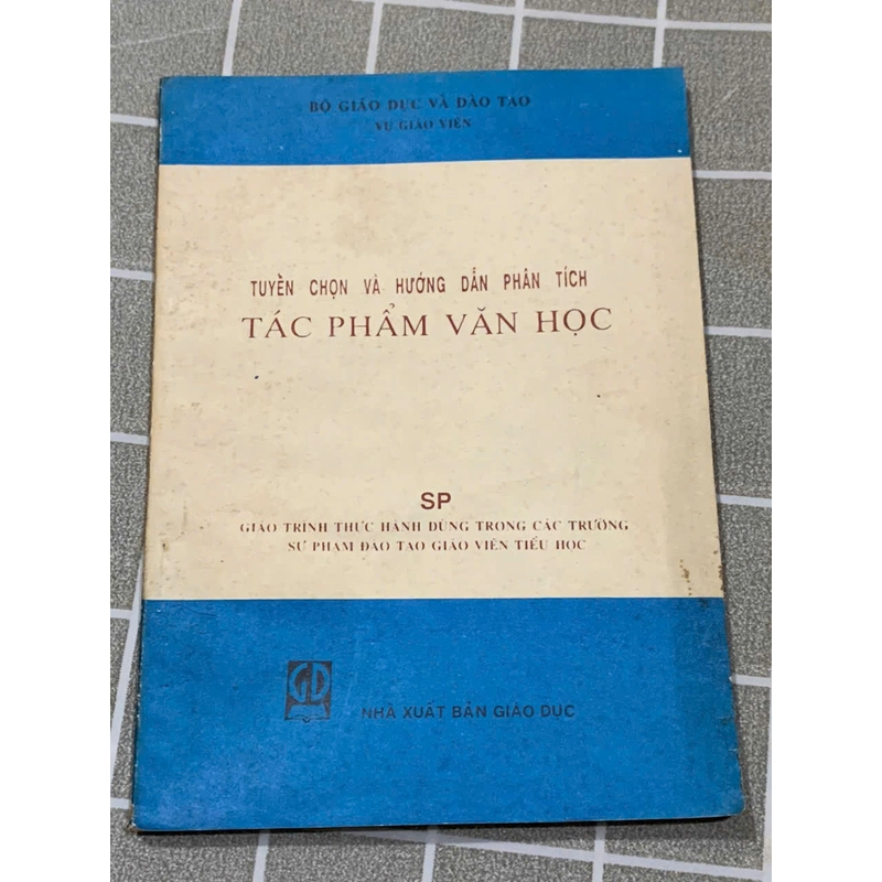 TUYỀN CHỌN VÀ HƯỚNG DẪN PHÂN TÍCH TÁC PHẨM VĂN HỌC - NHÀ XUẤT BẢN GIAO DUC 545894