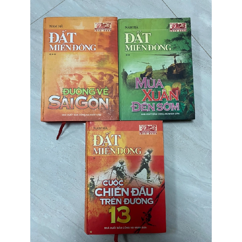 Đất Miền Đông (Sản phẩm outlet sales có thể bị cũ,dơ hoặc bao bì bị sờn) Bộ sách Đất Miền Đông - Bìa Cứng gồm 3 tập như sau: Tập 1: Cuộc chiến đấu trên đường 13. Tập 2: Mùa xuân đến sớm. Tập 3: Đường về Sài Gòn. 446323