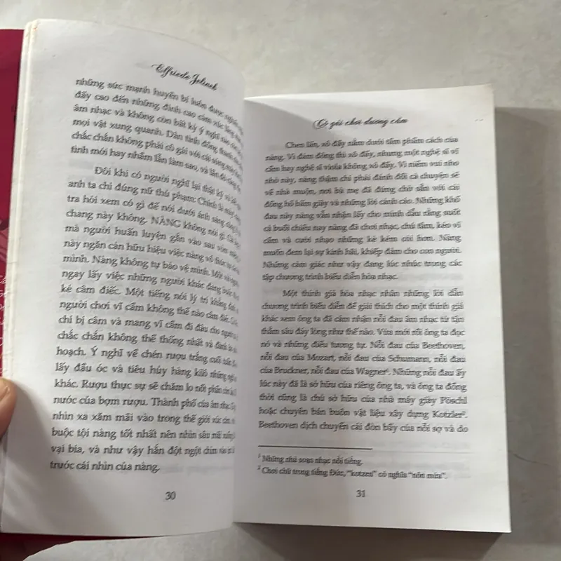 Cô gái chơi dương cầm 735946