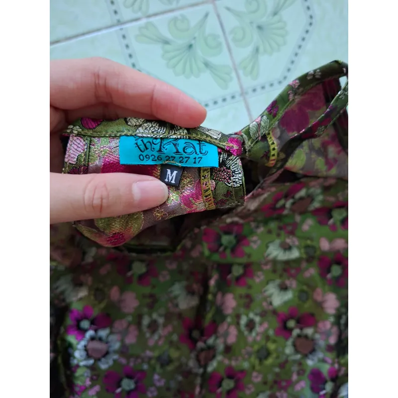Áo yếm gấm hoa The Kat size M màu xanh rêu họa tiết hoa mới nguyên áo chụp mẫu  999538