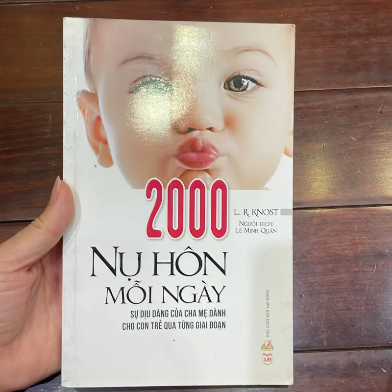 2000 nụ hôn mỗi ngày - sự dịu dàng của cha mẹ dành cho con - làm cha mẹ nổi tiếng hay 1040511