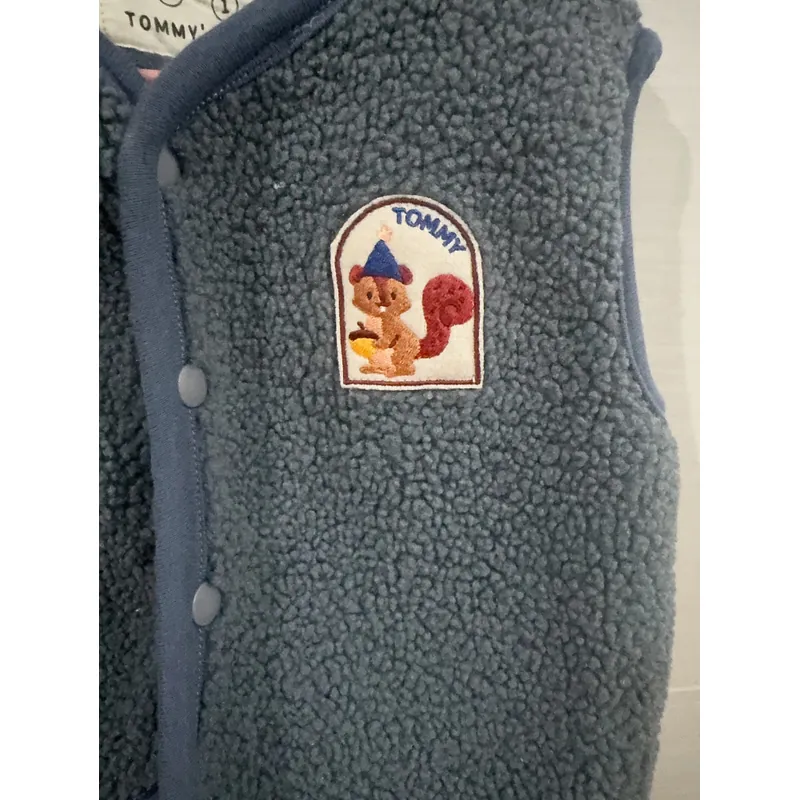 Áo gile lông cừu thêu sóc cho bé 733644