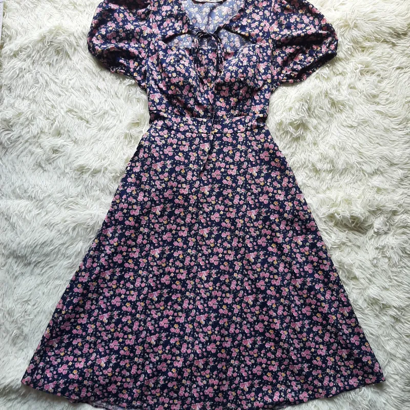 Đầm hoa nhí tay ngắn, kiểu dáng chữ A size S,M chưa qua sử dụng 934724