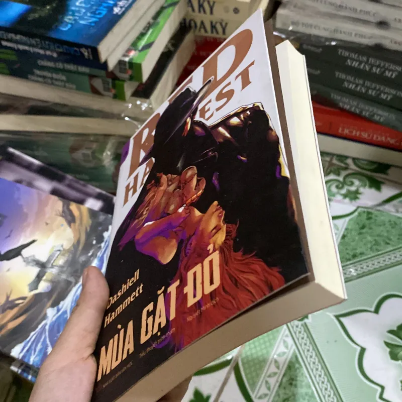 Mùa gặt đỏ" (tên gốc: Red Harvest) của tác giả Dashiell Hammett 999086