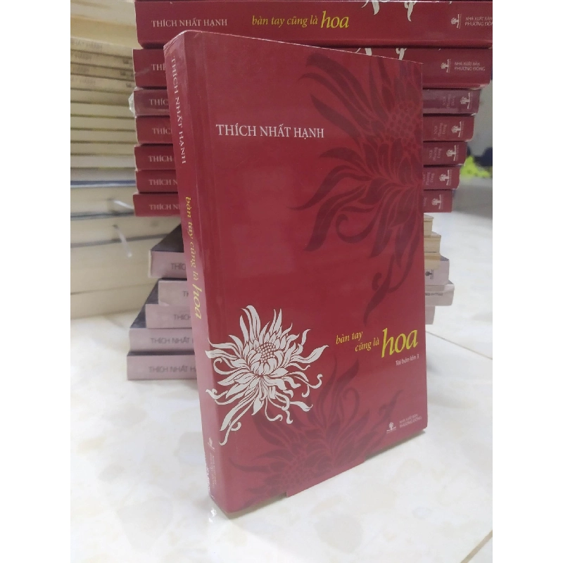 (TẶNG BOOKMARK) Bàn tay cũng là hoa Thích Nhất Hạnh mới 90% RBK0803 939257