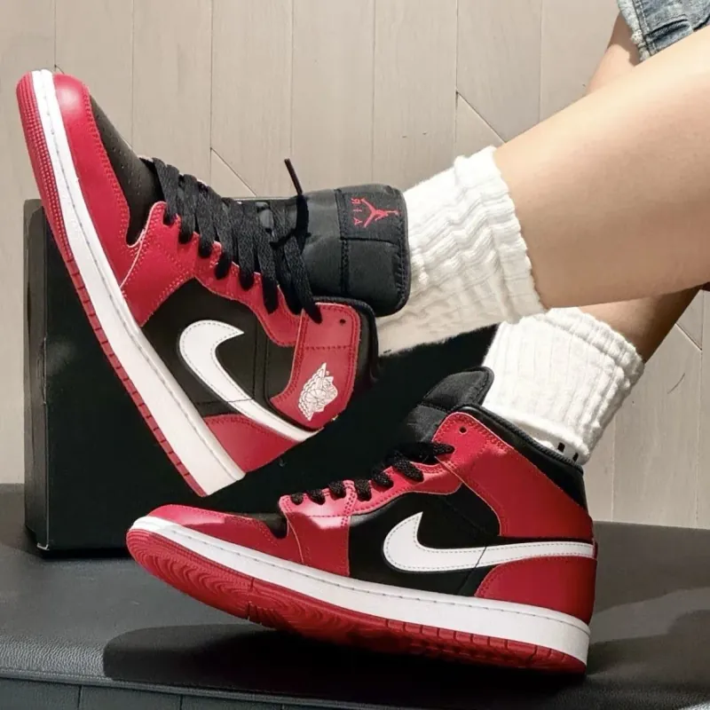 Giày thể thao Nike Air Jordan 1 Retro High OG Size 42 đen đỏ 701639
