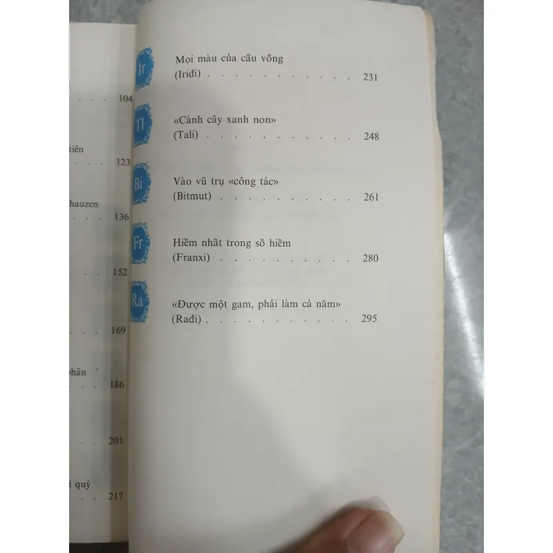 KỂ CHUYỆN VỀ KIM LOẠI HIẾM VÀ PHÂN TÁN - NGUYỄN HỮU CHÂN 746525