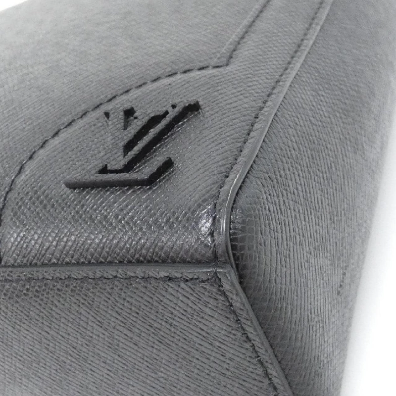 Túi xách Louis Vuitton Taiga Vertical Tote M30811 610521