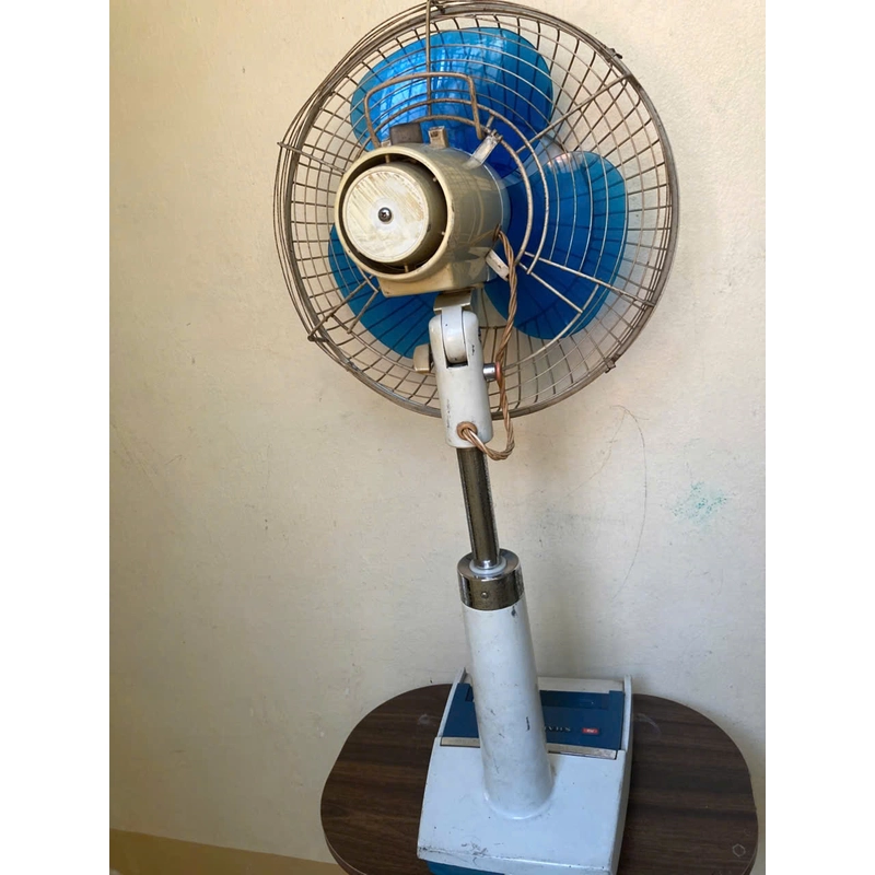 Quạt đứng Nhật hiệu Sharp thân đế cổ bầu trước gang sắt 474872