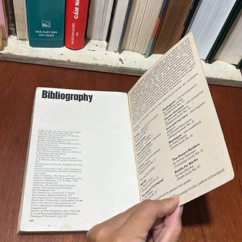 II English Books: Aircraft Carrier The Majestic Weapon - Donald Macintyre 727038