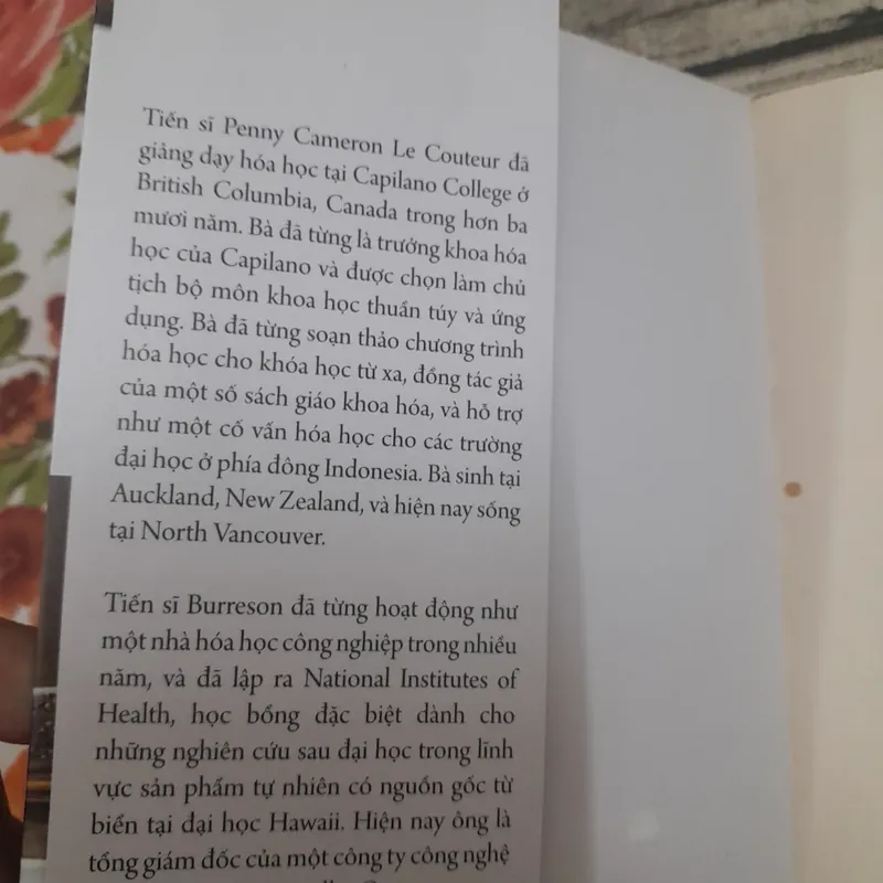 Chiếc cút áo của Napoleon và 17 phân tử thay đổi thế giới. Tiến sỹ Penny Le Cout. và Jay  681987