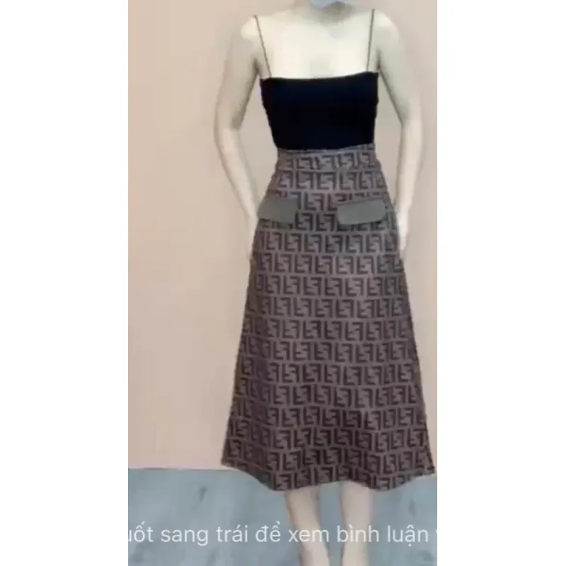 Đầm công sở họa tiết logo Fendi phối túi nhỏ vàng 1024420