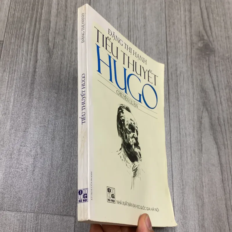 Tiểu thuyết hugo chuyên luận. Có chữ ký tặng của tg. 10b2 1026351