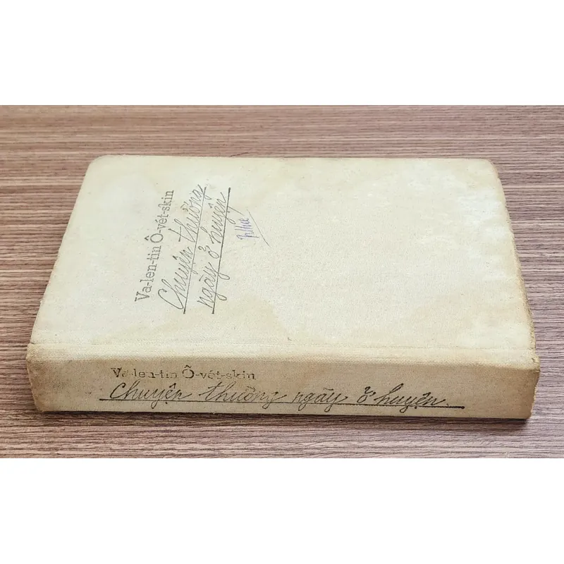 Truyện ký in màu: CHUYỆN THƯỜNG NGÀY Ở HUYỆN (Valentin Ovechkin) 763204