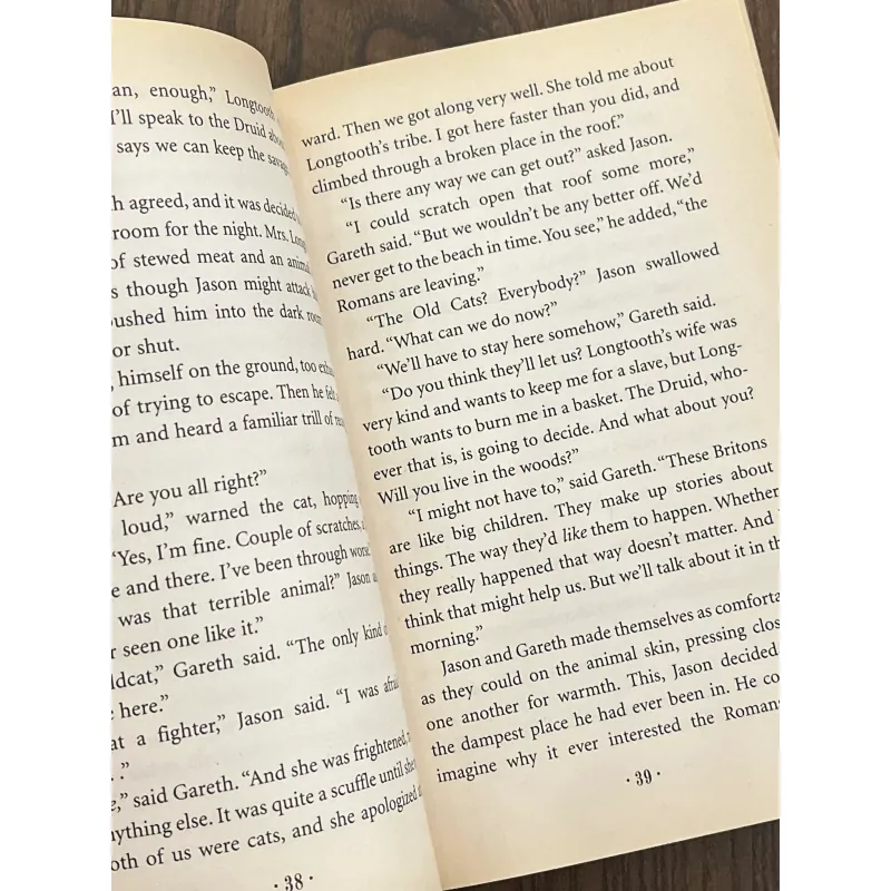 Time Cat (Author of the Newbery Medal-winning) 972049