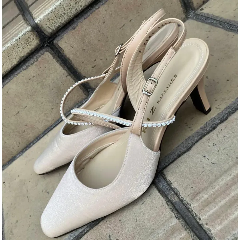 Giày cao gót màu be nhũ của LIZ 1013802