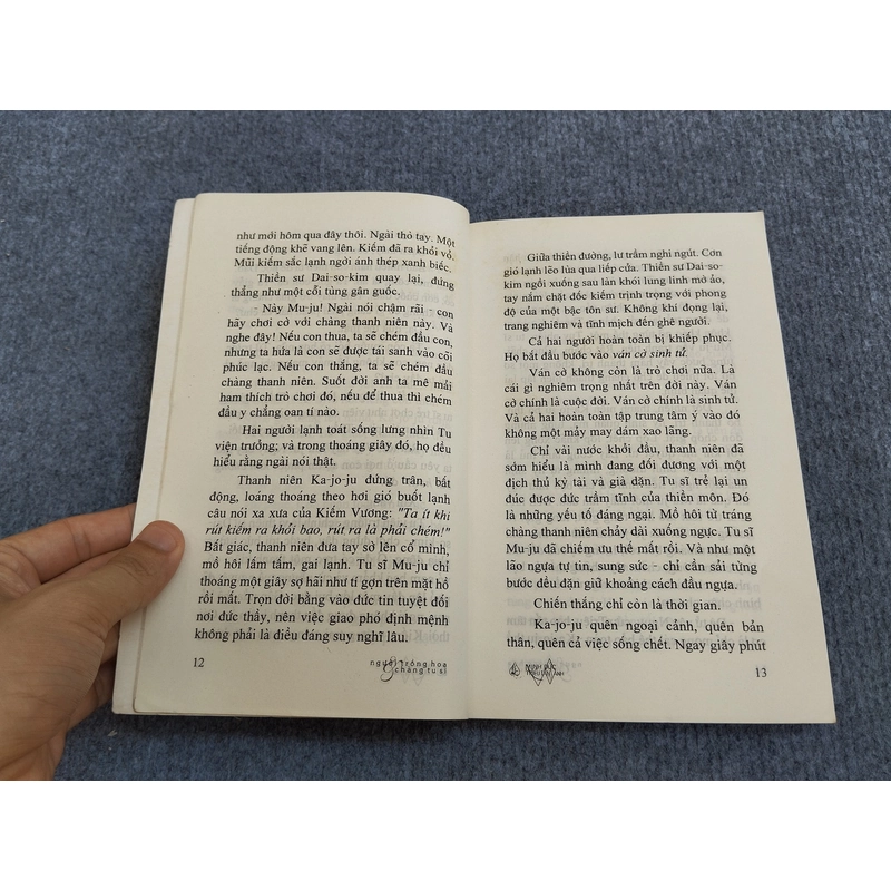 NGƯỜI TRỒNG HOA VÀ CHÀNG TU SĨ 494924