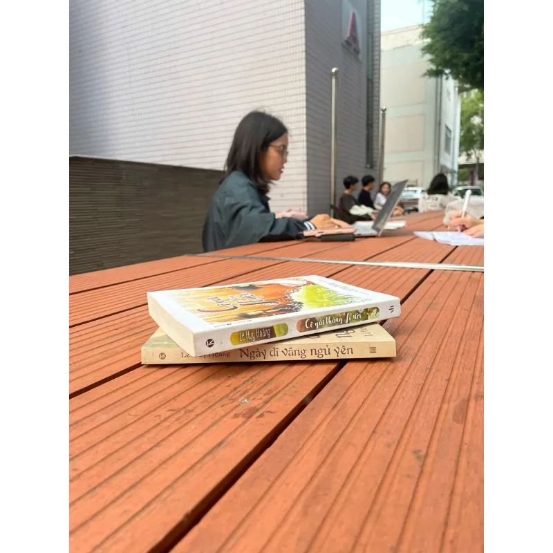 Combo 2 cuốn của Lê Huy Hoàng: "Cô gái tháng Mười" & "Ngày dĩ vãng ngủ yên" 796616