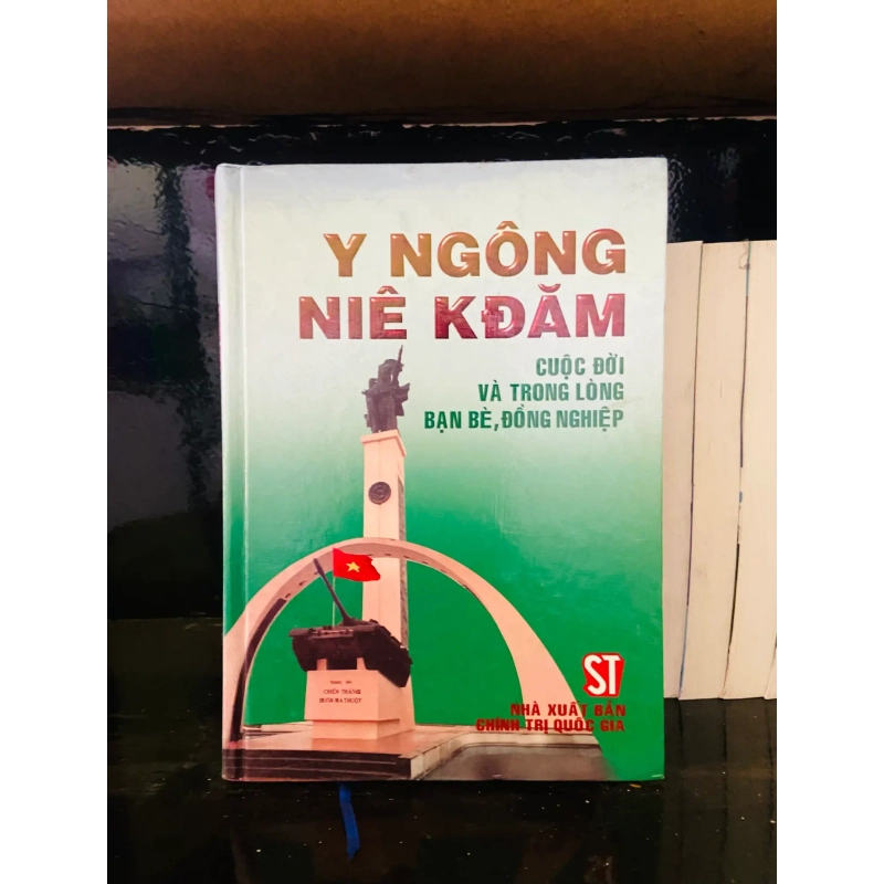 (Sách cũ SCGR) Y Ngông Niê KĐăm - Văn học VAVOA1T2-27 Blogmeo090426 1013816