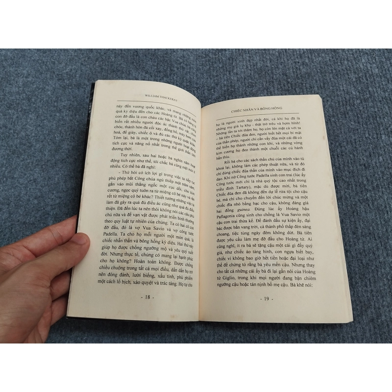 CHIẾC NHẪN VÀ BÔNG HỒNG - WILLIAM THACKERAY 478632