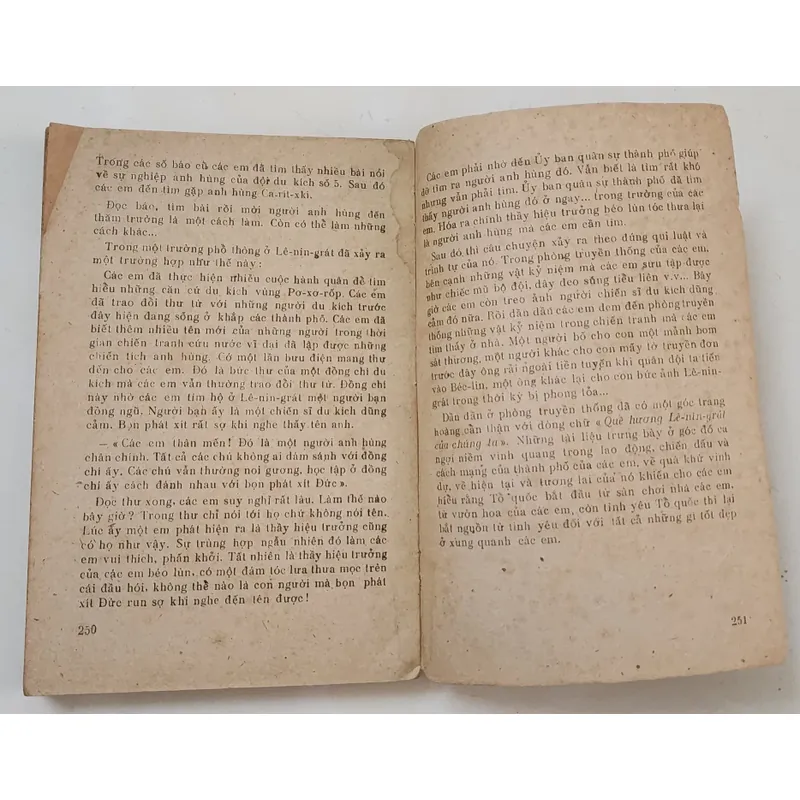 BƯỚC NGOẶT HIỂM NGHÈO

Tập truyện về công tác giáo dục thanh thiếu niên chậm tiến ở Nga 712570