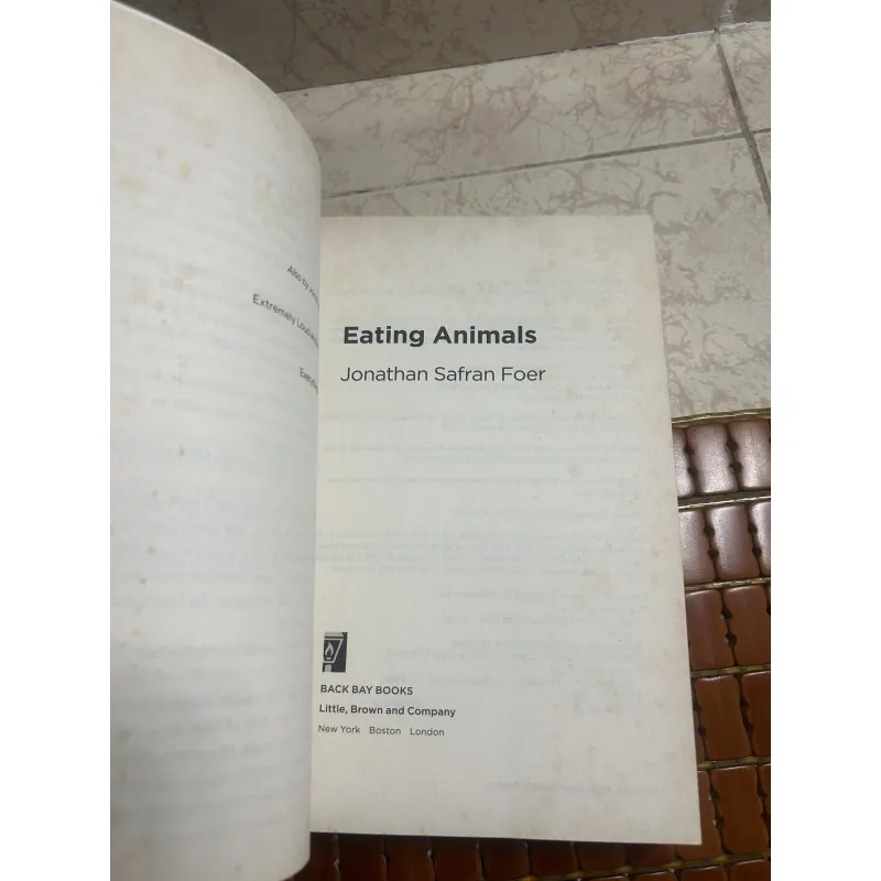 Eating Animal - Jonathan Safran Foer (sách real, còn tốt) 928670