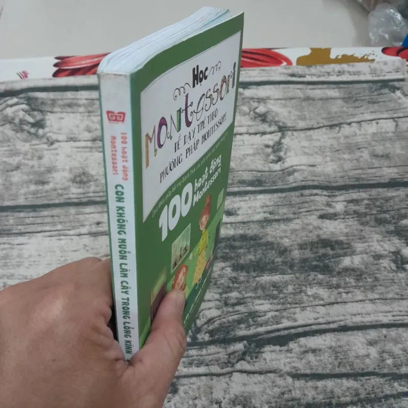 Dạy trẻ theo Montessori- 100 hoạt động. Con không làm cây trong lồng kính 787174