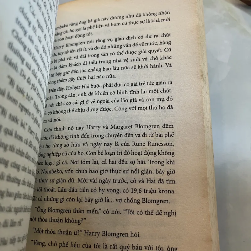 CÔ GÁI MÙ CHỮ PHÁ BOM NGUYÊN TỬ - JONAS JONASSON ( PHẠM HẢI ANH ) 1036191